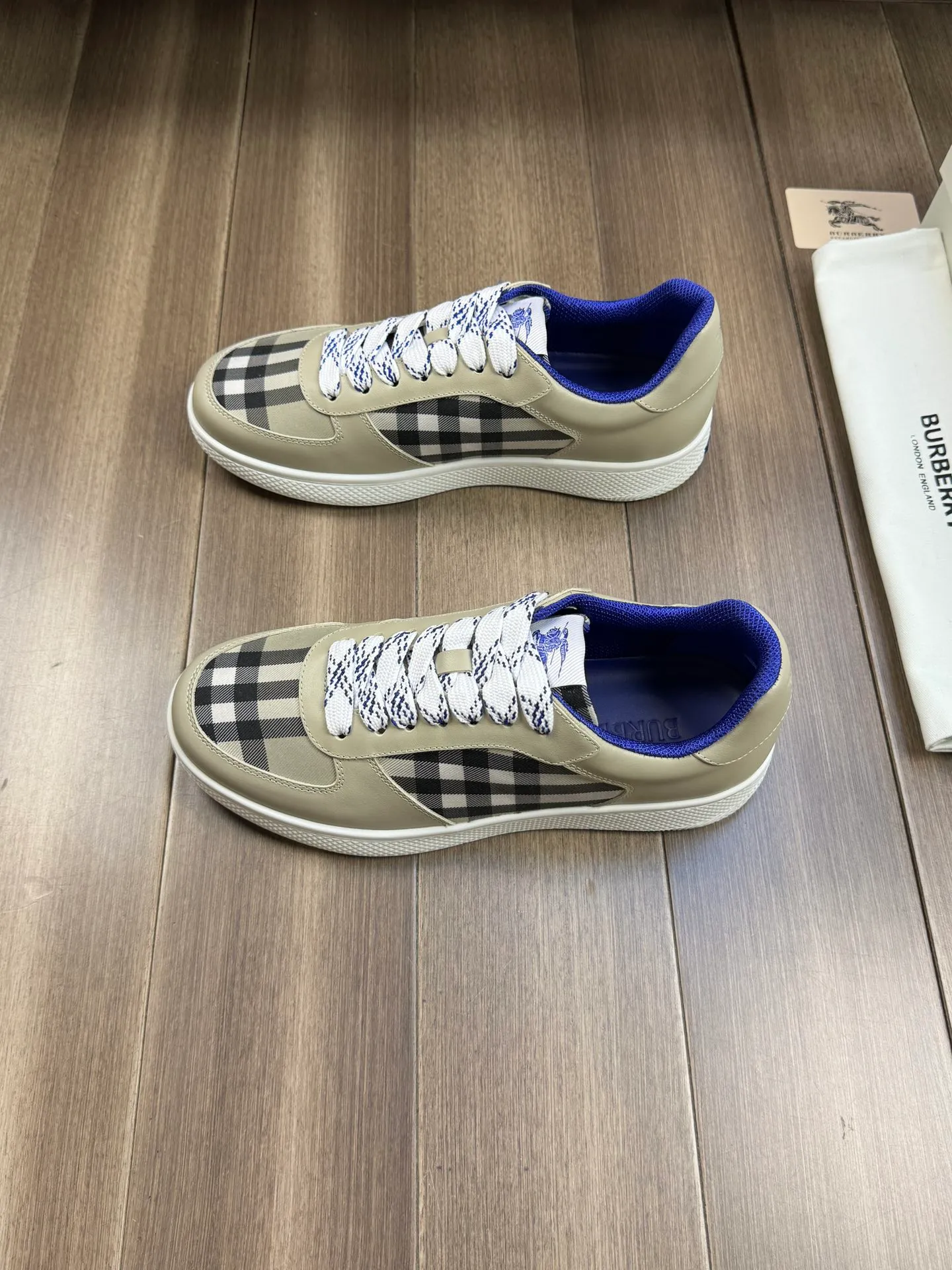 P400 [BURBERRY] Burberry - Upper: imported 🔝 Napa calfskin, brand totem cloth, tongue brand cloth label - Inner lining: canvas lining, - Outsole: rubber; two-color molded outsole - Super high quality control·Fine workmanship: highlighted (high-end·luxury·grade) -Size: 38-44 (Male 45, can be customized)